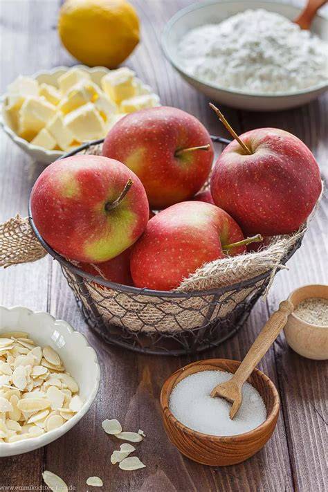 Zutaten für laktosefreien veganen gedeckten Apfelkuchen aufs Tablett gelegt