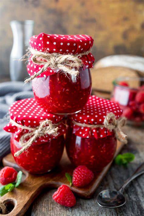 Zutaten für selbstgemachte Himbeermarmelade mit Chiasamen