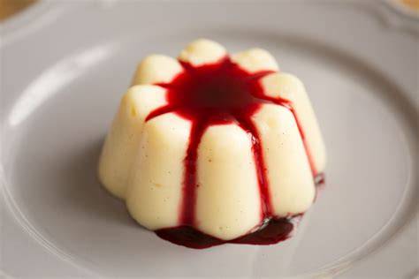Zutaten für selbstgemachten Vanillepudding und Zubereitungsschritte