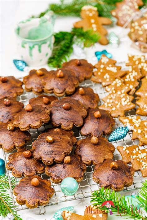 Zutaten für traditionelle Vollkorn-Lebkuchen (Mehl, Honig, Nüsse, Gewürze)