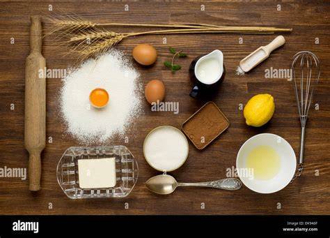 Zutaten für traditionellen Kuchen mit Mehl, Eiern, Butter und Früchten