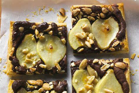 Zutaten für vegane Schoko-Birnen-Tarte: Nüsse, Birnen, Schokolade