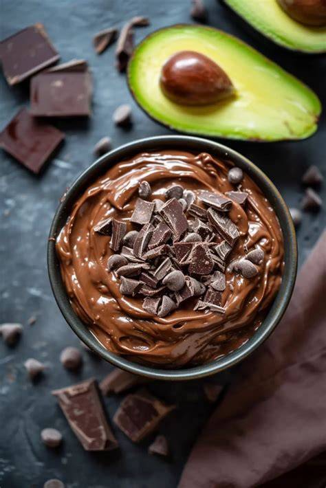 Zutaten für vegane Schokoladenmousse: Avocado, dunkle Schokolade, Seidentofu
