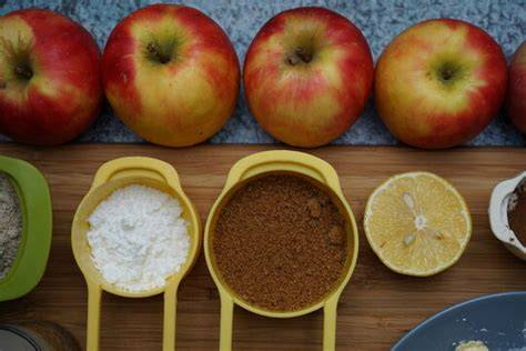 Zutaten für veganen Apfel-Kokos-Kuchen abgewogen und bereit zur Verarbeitung