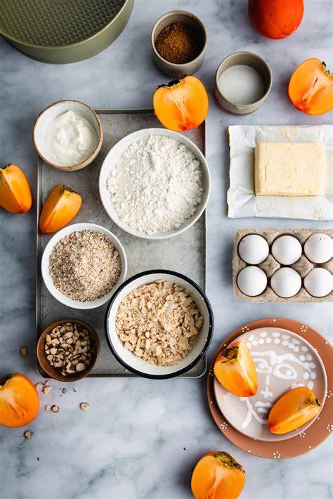 Zutaten für zuckerfreie Kaki-Kuchen: Kokosmehl, Kakis, Zitrone, Ingwer, Kokosjoghurt
