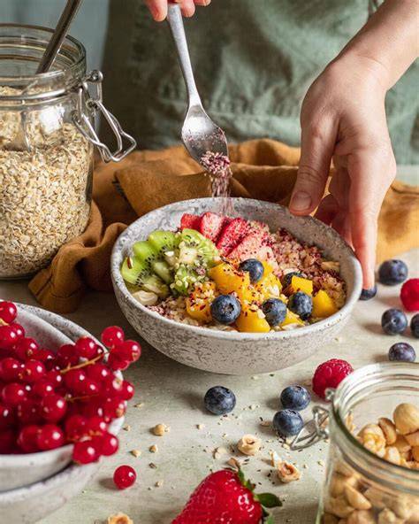 Zutaten für zuckerfreie Ostereier: Nüsse, Datteln, Beeren, Haferflocken
