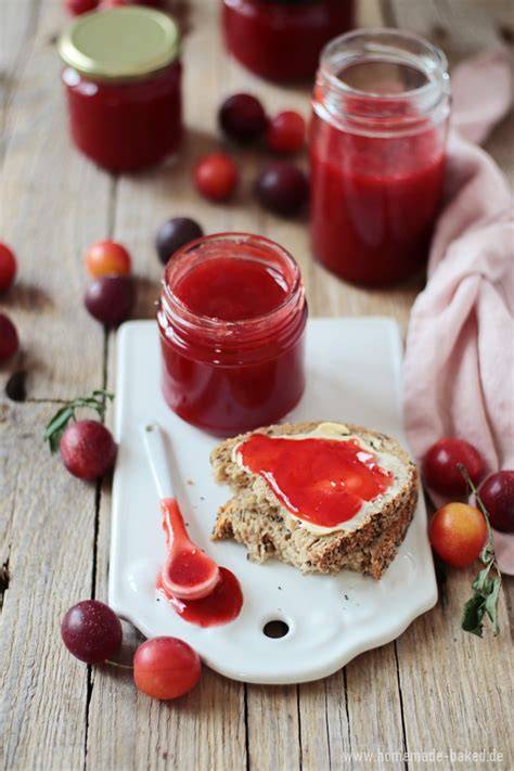 Zutaten gelbe Kriecherl Marmelade - Arrangement aller Zutaten auf rustikalem Untergrund