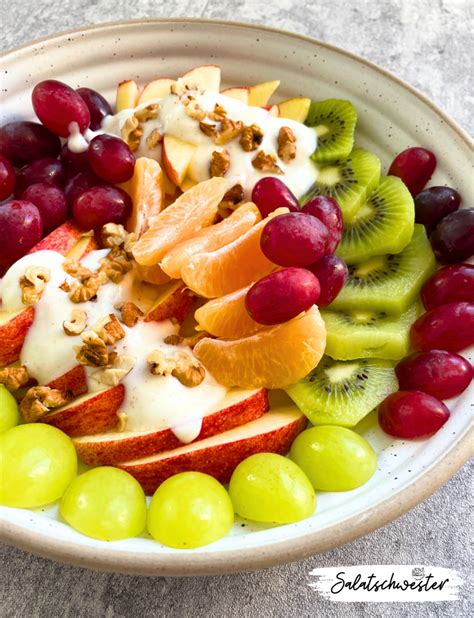 Zutaten gesunder Nachtisch für Kinder: Obst, Joghurt, Nüsse