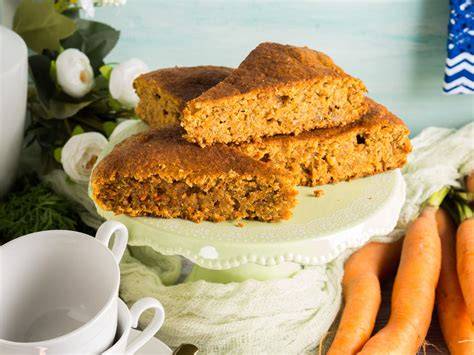 Zutaten glutenfreier und zuckerfreier Rührkuchen (Haferflocken, Nüsse, Karotten, Kokosöl, Datteln)