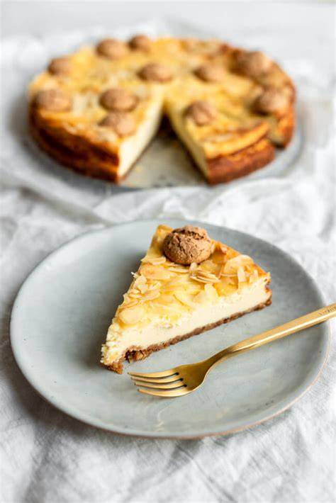 Zutaten italienischer Käsekuchen: Ricotta, Mascarpone, Amarettini, Amaretto, Eier, Mandeln, Zesten