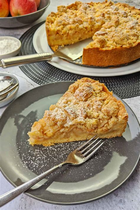 Zutaten nebeneinander für Apfelkuchen mit Streusel - Mehl, Äpfel, Butter, Zucker, Zimt