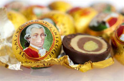 Zutaten und Arbeitsschritte einer selbstgemachten Mozartkugel im Detail