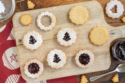 Zutaten und Arbeitsschritte für Linzer Plätzchen im Überblick