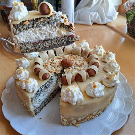 Zutaten und Backwerkzeug für Mohn-Marzipan-Torte übersichtlich angeordnet