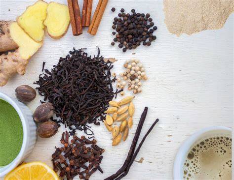 Zutaten und Gewürze für Schoko Chai Tee, attraktiv arrangiert