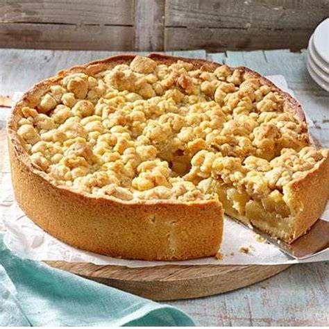 Zutaten und Küchenutensilien für Apfelkuchen mit Streuseln