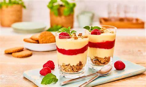 Zutaten und Küchenutensilien für Pudding im Glas