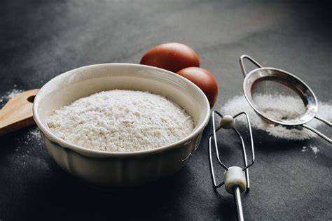 Zutaten und Schüssel mit Ciambella-Teig