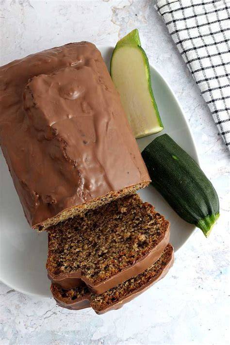 Zutaten und Schnitt für Zucchinikuchen aufbereitet