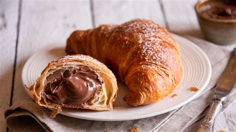 Zutaten und Teigvorbereitung für Nuss-Nougat-Croissants