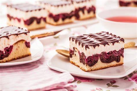 Zutaten und Utensilien für Donauwelle mit Marzipan auf einer Küchenplatte arrangiert