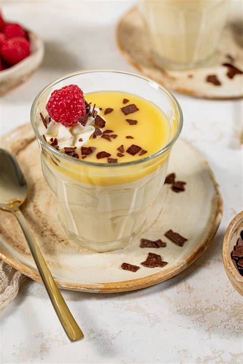Zutaten und Utensilien für Joghurt-Mousse mit weißer Schokolade