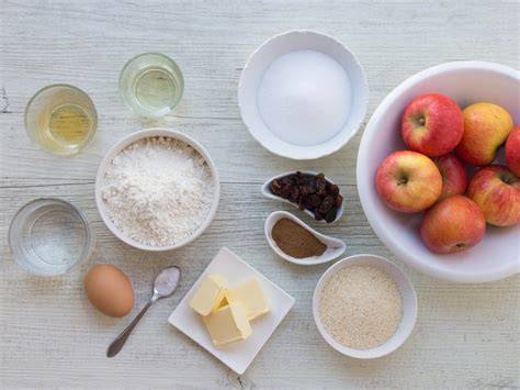 Zutaten und Utensilien für Pflaumen-Rhabarber-Marmelade