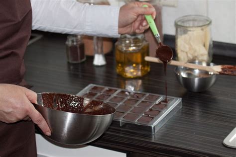 Zutaten und Utensilien für die Herstellung von Pralinen