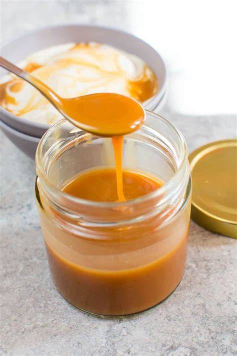 Zutaten und Utensilien für die Karamellsauce