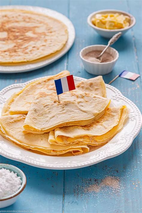 Zutaten und Werkzeug für französische Crêpes auf Küchenarbeitsplatte