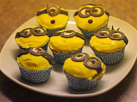 Zutaten und Werkzeuge zur Dekoration von Minion Muffins