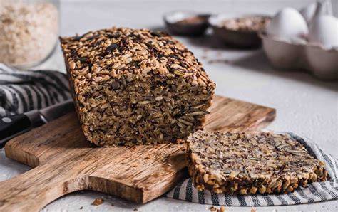 Zutaten und geschnittenes Scheiben von glutenfreiem Körnerbrot