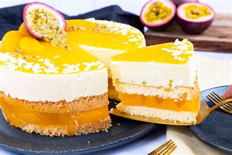 Zutaten und verschiedene Böden für Maracuja Torte