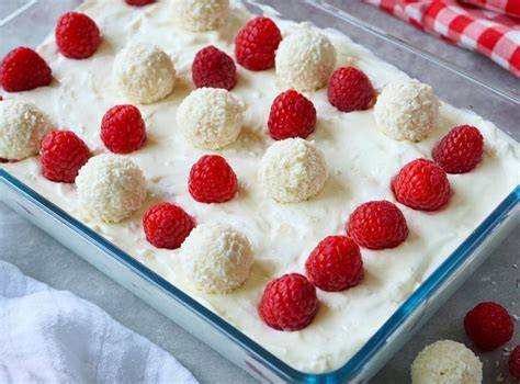 Zutaten-Übersicht: Joghurt, Mascarpone, Quark, Sahne, Raffaello, Himbeeren