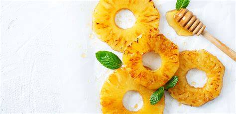 Zutaten-Flatlay: Kaki, Ananas, Vanille, Sternanis, Zitronen, Gelierzucker
