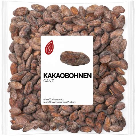 Zutaten-Infografik: Kakaobohnen, Nüsse, Zitruszesten und Pralinenquerschnitte