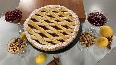 Zutaten-Infografik: Mehl, Nüsse, Butter, Gewürze und Konfitüre für Linzer Torte