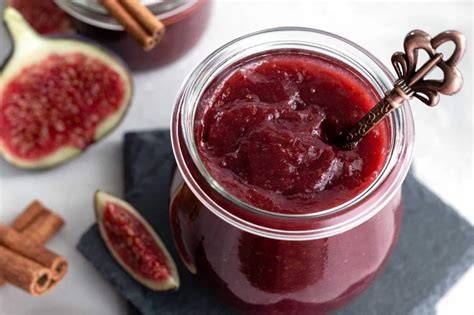 Zutaten-Vielfalt für Feigenmarmelade: Zimt, Sternanis, Vanille, Lavendel, Safran und Co.
