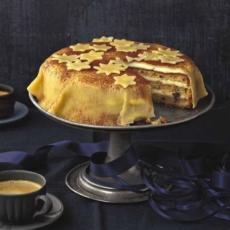 Zutaten-Visual: Marzipan, Haselnüsse, Aprikosenkonfitüre, Eiweiß, Vanille