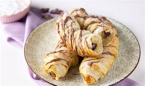 Zutatenbereitstellung: Blätterteig, Bananen, Schokolade, Ei