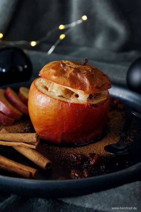 Zutatenstillleben: Pflaumenmus, Marzipan, Mandeln, Zimt, Rum