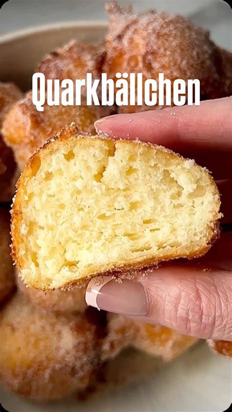 Zutatenstillleben: Quark, Dickmilch, Eier, Vanille, Zitrone und Butter auf Holzbrett