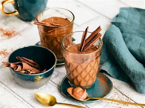Zwei Gläser veganes Kaki-Schokopudding mit Grießhaube
