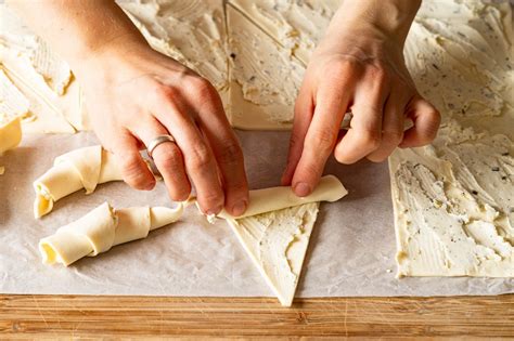 Zwei-Teig-Methode: Pizzateig auf Blätterteig für schnelle Hörnchen