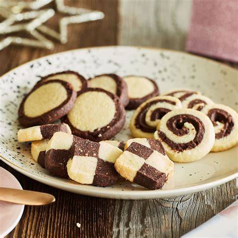 Zweifarbige Schokoladen-Deko auf Plätzchen