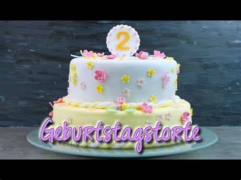 Zweistöckige Geburtstagstorte mit Fondant