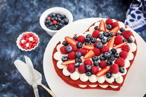 Zweistöckige Herztorte mit Früchten, Creme und Fondant
