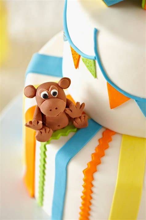Zweistöckige Kindergeburtstagstorte mit Fondant-Dekor