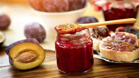 Zwetschgen, Rum und Zutaten für Marmelade auf einem Tisch
