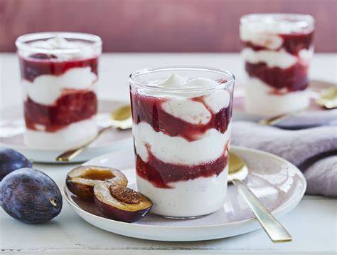 Zwetschgen Joghurt Dessert im Glas mit Zimtzucker